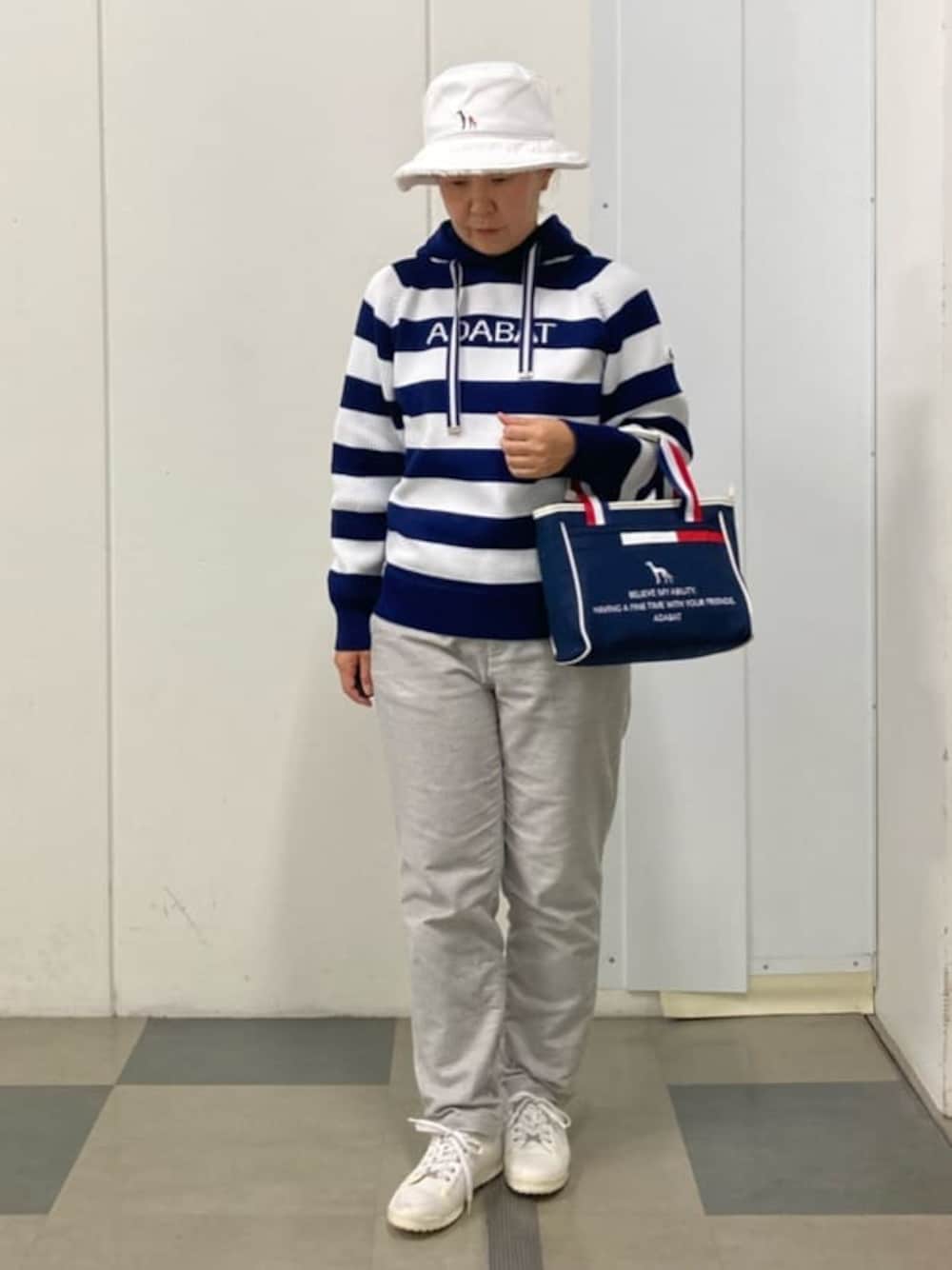 ブルー系のニット/セーター、グレー系のその他パンツ、ブルー系のトートバッグを着用したレディースの冬コーディネートの1枚目の写真