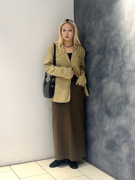 「KBF（ケイビーエフ）のダンボールナロースカート（スカート、グリーン系）」を使った、唯さん（レディース・161cm）の秋コーディネート