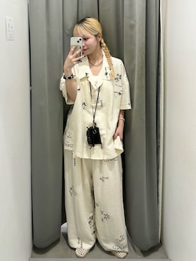 「KBF（ケイビーエフ）のTATTOOオーバーシャツ（シャツ/ブラウス、ホワイト系）」を使った、唯さん（レディース・161cm）の春コーディネート