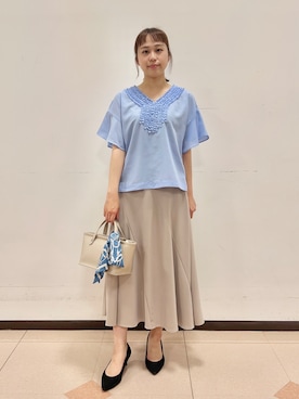 「UNTITLED（アンタイトル）の【接触冷感/通気性/洗える】Vネックフリルブラウス（シャツ/ブラウス、ブルー系）」を使った、rioさん（レディース）の春コーディネート