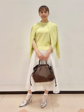 「UNTITLED（アンタイトル）の【アンサンブル可】ラメ混クルーネックプルオーバー（ニット/セーター、イエロー系）」を使った、rioさん（レディース）の夏コーディネート