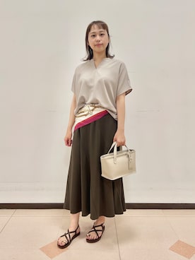 「UNTITLED（アンタイトル）の【UV/接触冷感/セットアップ可】リラクシーキーVネックブラウス（シャツ/ブラウス、ベージュ系）」を使った、rioさん（レディース）の夏コーディネート