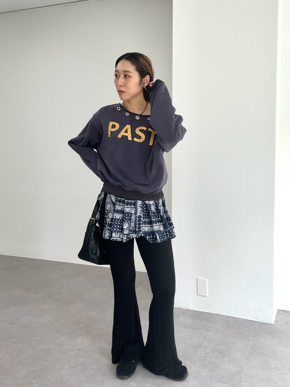 ブルー系のスウェット、ブラック系のパンツ、ブラック系のシューズを着用したレディースの秋コーディネートの1枚目の写真