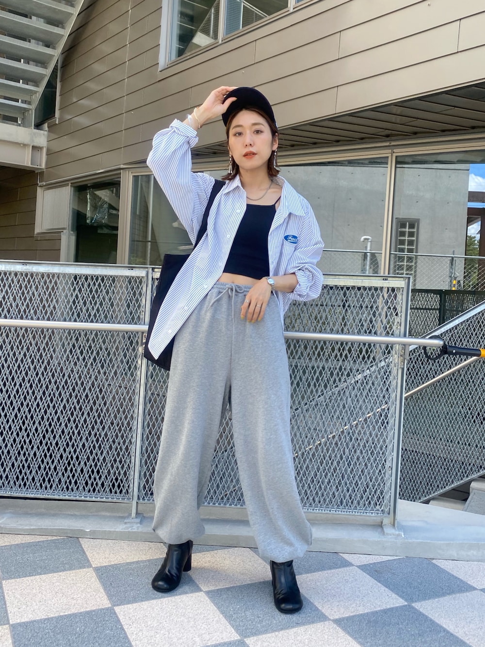 「だから秋服が好き、ストリート、スウェットパンツ、ビッグシルエット、ストライプシャツ、ビッグシャツ、オーバーサイズ、whoswhogallery、ブーツ」｜「WHO'S WHO galleryのリブキャミ（キャミソール、ブラック系）」を使った、nodopachiさん（レディース・162cm）の秋コーディネートの1枚目の写真