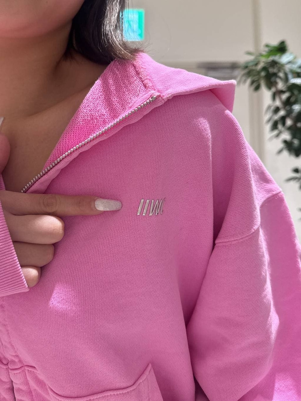 ピンク系のパーカー、ホワイト系のその他パンツを着用したレディースの冬コーディネートの1枚目の写真