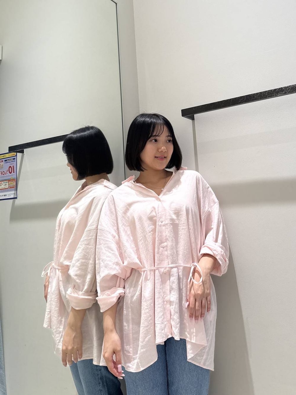 ブルー系のデニムパンツ、ピンク系のシャツ/ブラウスを着用したレディースの春コーディネートの1枚目の写真
