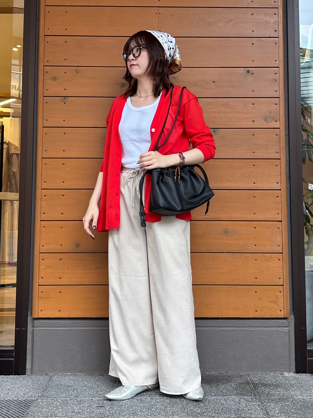 ベージュ系のその他パンツ、ホワイト系のTシャツ/カットソー、レッド系のカーディガン/ボレロを着用したレディースの春コーディネートの1枚目の写真