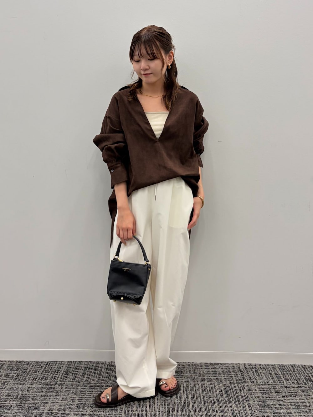 ホワイト系のその他パンツ、ブラウン系のシャツ/ブラウスを着用したレディースの秋コーディネートの1枚目の写真