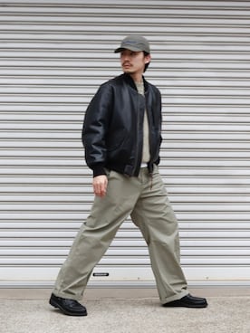 「WISM（ウィズム）のNAMELESSNESS / ネームレスネス DUCK CURVE PANT（その他パンツ、ベージュ系）」を使った、OKAKUさん（メンズ・177cm）の春コーディネート