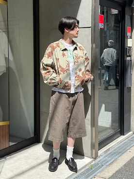「bal（バル）のbal × WISM 別注 LOOSE FIT 5P DENIM SHORT2（その他パンツ、グリーン系）」を使った、OKAKUさん（メンズ・177cm）の春コーディネート