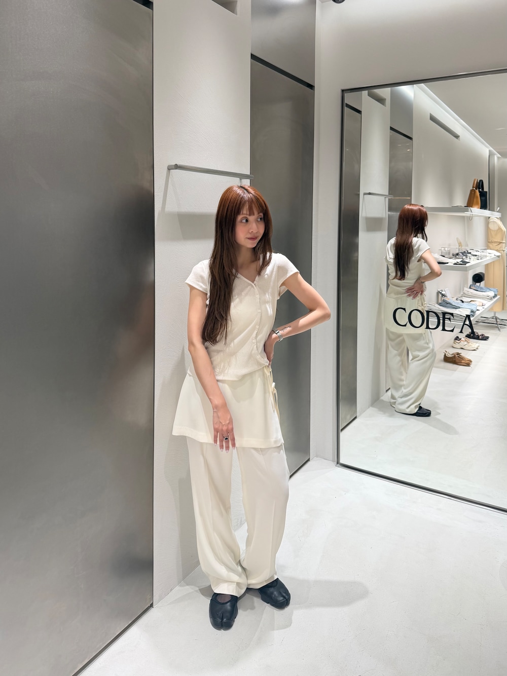 ホワイト系のTシャツ/カットソーを着用したレディースの夏コーディネートの1枚目の写真