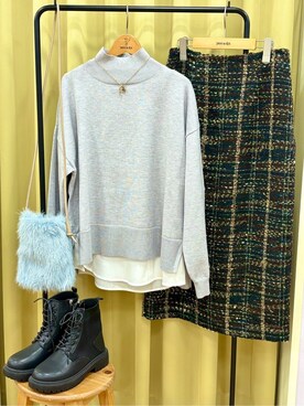「SHOO・LA・RUE（シューラルー）の【2点セット/洗濯機可/S-LL】着回しがきく もちもちハイネックニット+裾シャツインナー（ニット/セーター、グレー系）」を使った、くりまろんさん（レディース・165cm）の冬コーディネート