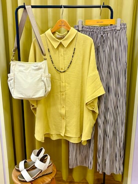 「SHOO・LA・RUE（シューラルー）の【洗濯後しわになりにくい/体型カバー】大人の抜け感 ポンチョ風ゆったりカラーシャツ（シャツ/ブラウス、イエロー系）」を使った、くりまろんさん（レディース・165cm）の春コーディネート