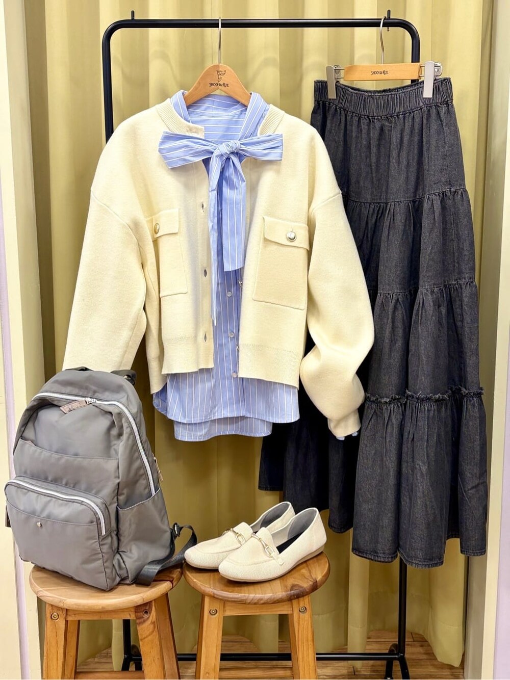 グレー系のカーゴパンツ、ブラック系のデニムスカート、ブルー系のシャツ/ブラウスを着用したレディースの冬コーディネートの1枚目の写真