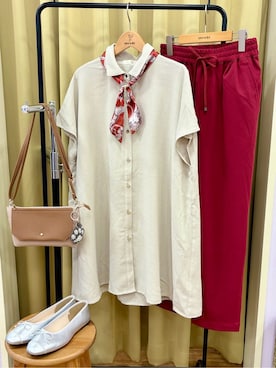 「SHOO・LA・RUE（シューラルー）の【S-LL/体型カバー】さらりとしたタッチが心地よい バックギャザーブラウス（チュニック、ベージュ系）」を使った、くりまろんさん（レディース・165cm）の夏コーディネート