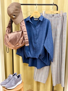 「SHOO・LA・RUE（シューラルー）の【S-LL】インせず着られる デニムライク前開きブラウス（シャツ/ブラウス、ブルー系）」を使った、くりまろんさん（レディース・165cm）の秋コーディネート