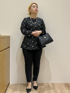 「OPAQUE.CLIP（オペークドットクリップ）のフラワー刺繍ペプラムブラウス【洗濯機OK】（シャツ/ブラウス、ブラック系）」を使った、くーみーさん（レディース・153cm）の冬コーディネート