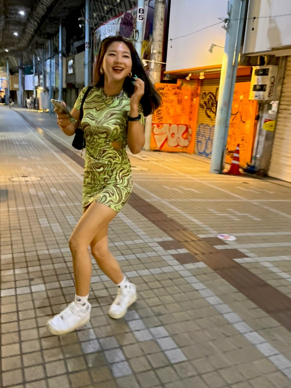 「H&Mのアイテム（ワンピース、グリーン系）」を使った、保育園の先生さん（レディース・163cm）の春コーディネートの1枚目の写真