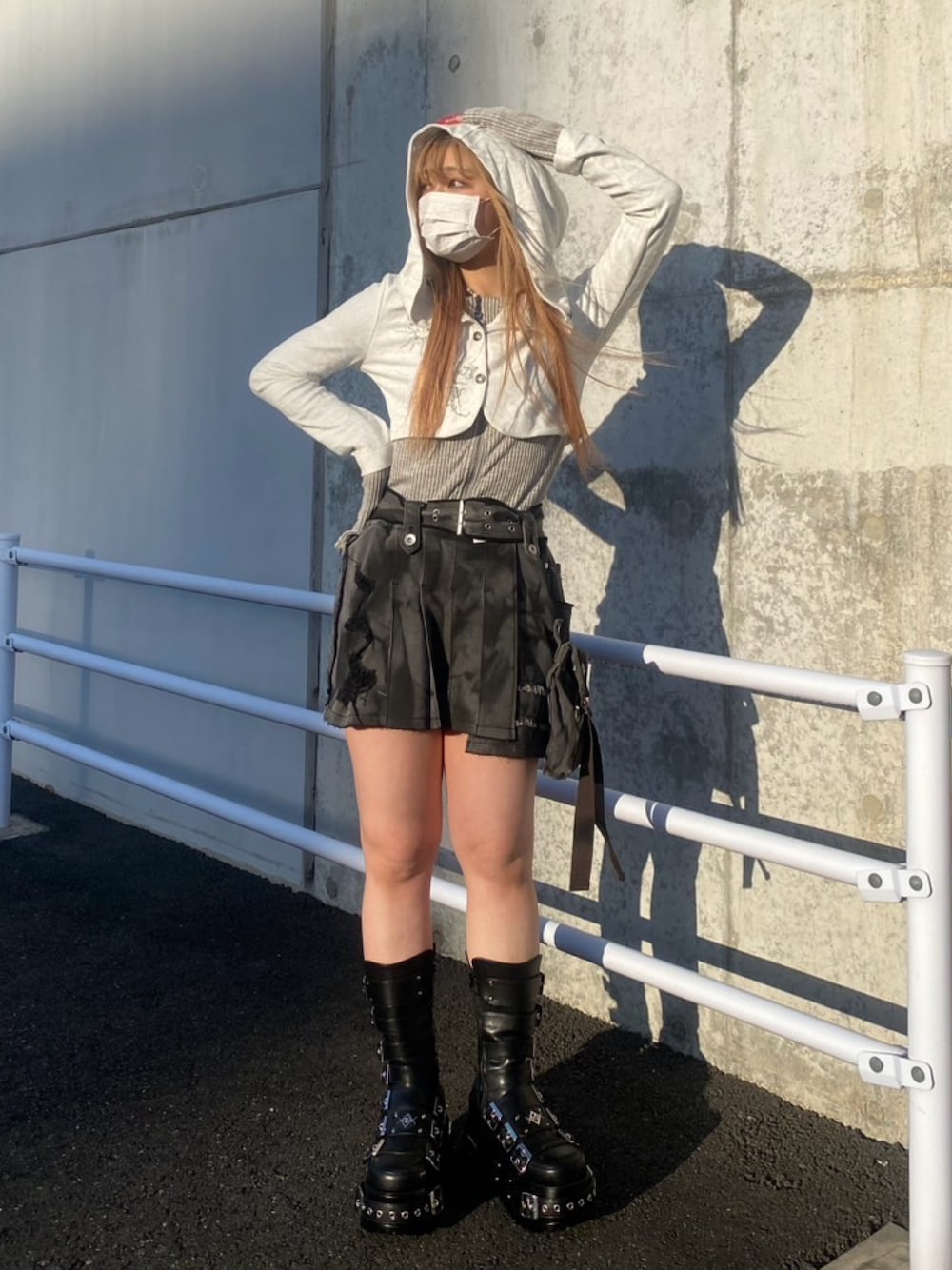 「レイヤードスタイル、スカート、ミニスカート、ロングブーツ、厚底シューズ、韓国ファッション、春コーデ」｜「.KOMのA'GEM/9 × .kom 『.KOM/ドットケーオーエム』 レイヤードボタンパーカー（パーカー、ホワイト系）」を使った、A'GEM/9越谷レイクタウンさん（メンズ・153cm）の春コーディネートの1枚目の写真