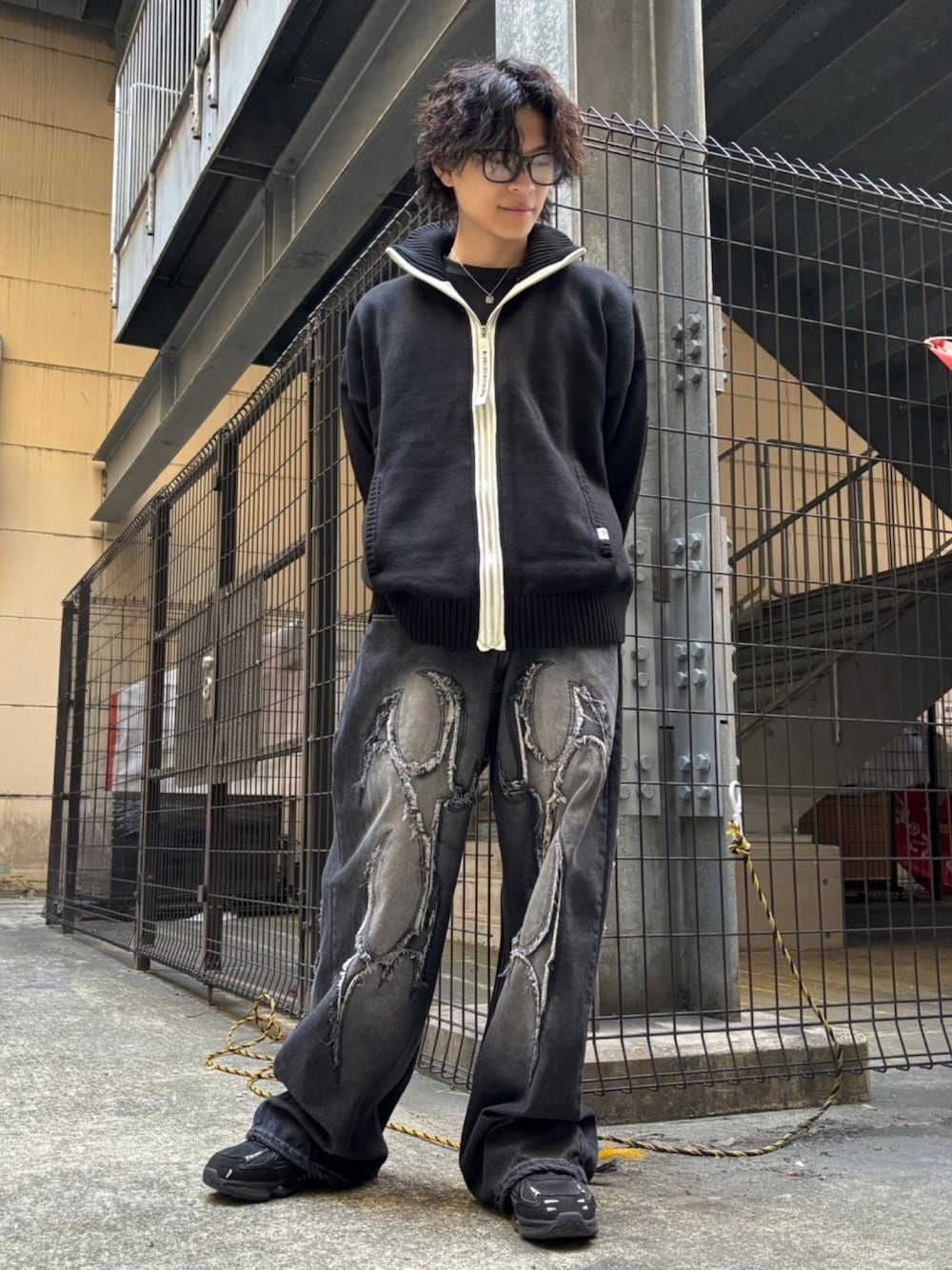 「ニット、デニム、着回しコーデ、ブラックコーデ、オールブラック、シンプルコーデ」｜「OYの『OY/オーワイ』 DOUBLE ZIP KNIT ZIP UP /ダブルジップ ニット ジップアップ（ブルゾン、ブラック系）」を使った、A'GEM/9越谷レイクタウンさん（レディース・153cm）の冬コーディネートの1枚目の写真