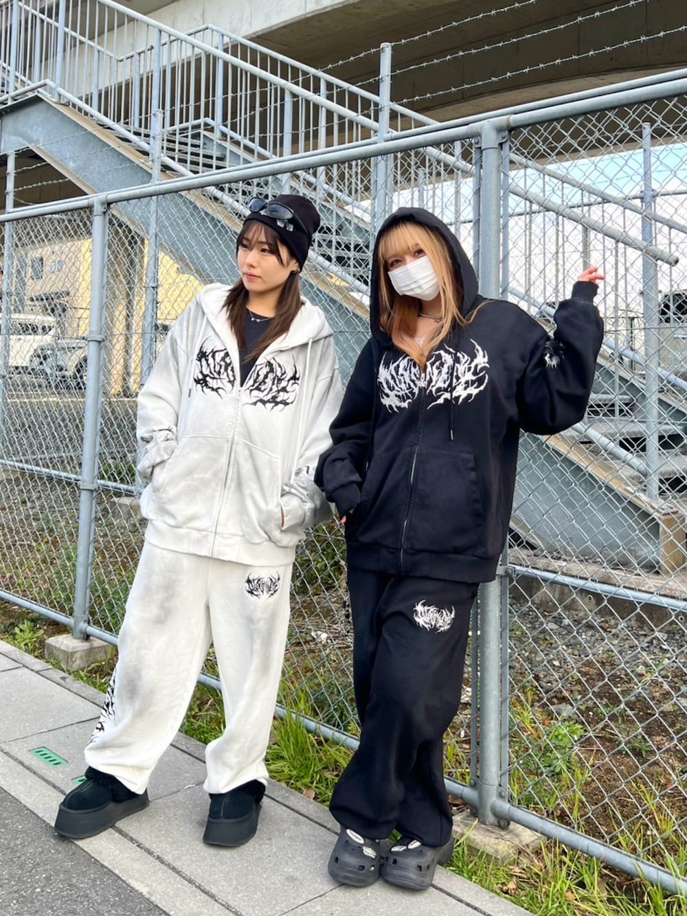 「セットアップ、スウェット、スウェットパンツ、おそろいコーデ、ストリート、パーカー、ラクチンコーデ、春服」｜「A‘gem 9のA'GEM/9 × .kom 『A'GEM/9/エージェムナイン』 吹き付け加工パンツ（スウェットパンツ、ホワイト系）」を使った、A'GEM/9越谷レイクタウンさん（レディース・153cm）の冬コーディネートの1枚目の写真