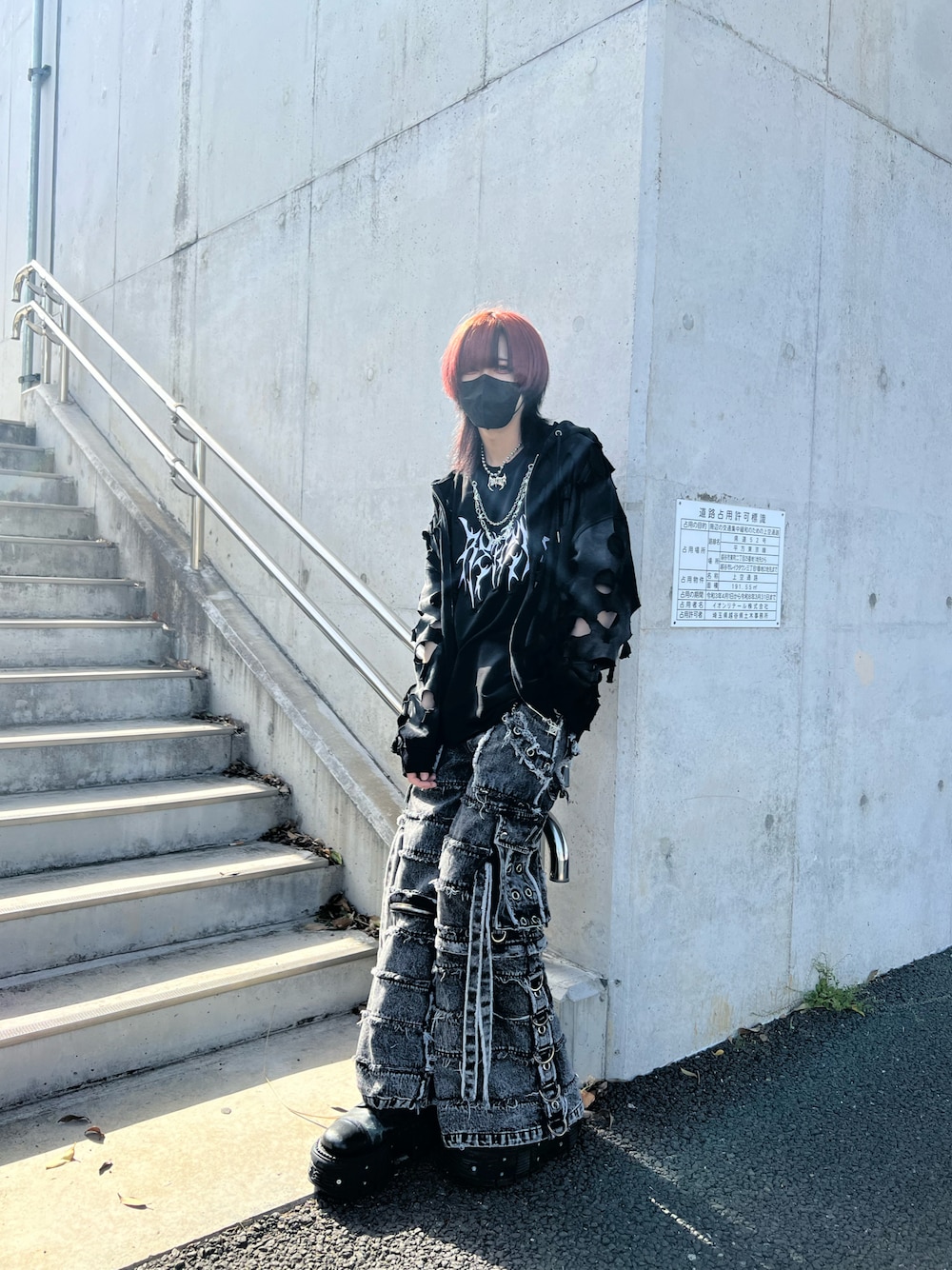 「サブカル、レイヤードスタイル、春服、ワイドパンツ、パーカー、地雷、ウルフカット、ワントーンコーデ、オールブラック、ストリートMIX」｜「REFLEMの『REFLEM/レフレム』2WAY切替ワイドデニムカーゴパンツ（デニムパンツ、グレー系）」を使った、A'GEM/9越谷レイクタウンさん（メンズ・153cm）の春コーディネートの1枚目の写真