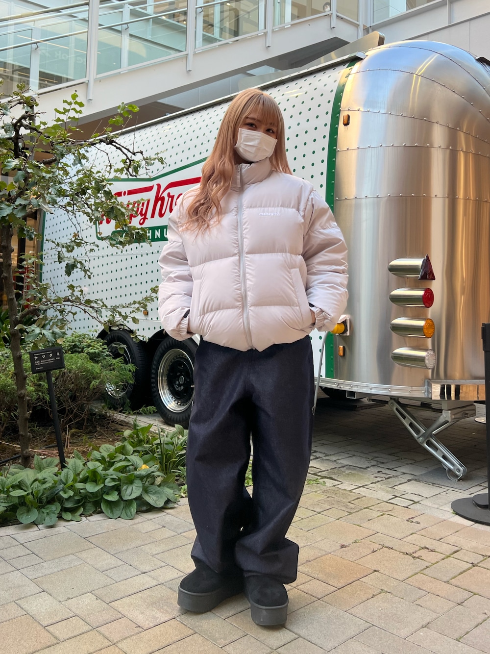 「ダウンジャケット、冬コーデ、デニムパンツ、ムートンブーツ、オーバーサイズ、韓国ファッション」｜「MAHAGRIDの『mahagrid/マハグリッド』BASIC DUCKDOWN PARKA/ベーシックダッグダウン（ダウンジャケット/コート、グレー系）」を使った、A'GEM/9越谷レイクタウンさん（レディース・153cm）の冬コーディネートの1枚目の写真