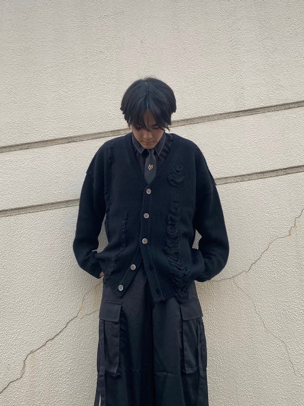 「新星WEARISTAにエントリー、OY、カーディガン、ブラック、ネクタイ、シンプルスタイル、シャツスタイル、ダメージ、韓国ファッション、メンズファッション」｜「A‘gem 9のA'GEM/9 × .kom『FREEDEE/フリーディー』ダメージ加工ニットカーディガン（カーディガン/ボレロ、ブラック系）」を使った、A'GEM/9越谷レイクタウンさん（メンズ・170cm）の冬コーディネートの1枚目の写真