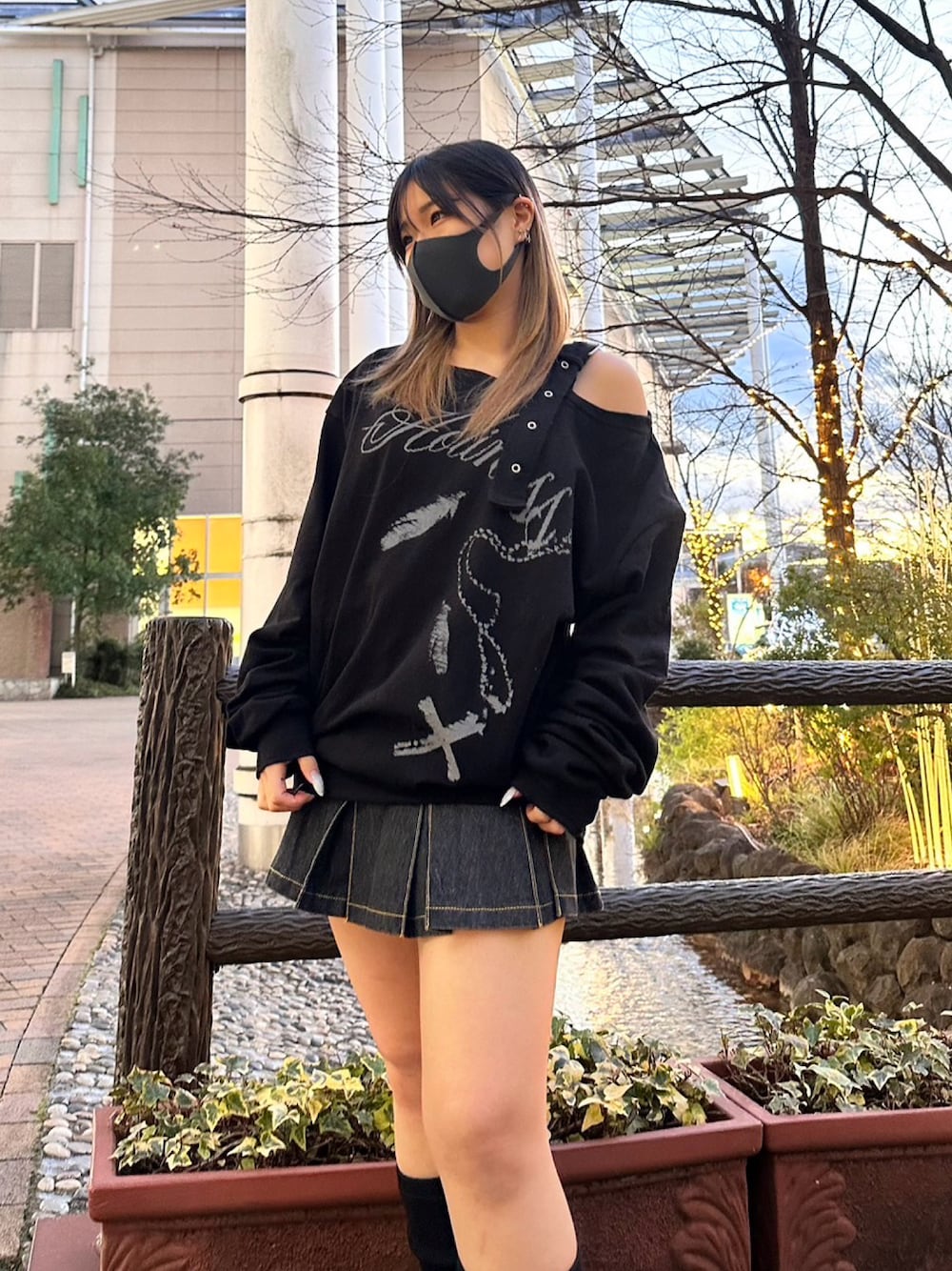「韓国ファッション、スカート、春コーデ、スウェット、ゆるコーデ、大人可愛い、スカートコーデ」｜「FANCY CLUBのA'GEM/9 × .kom 『NASTY FANCY CLUB/ナスティーファンシークラブ』 ONE-SHOULDER BUCKLE SWEATSHIRT/ワンショルダー バックル スウェット（スウェット、ブラック系）」を使った、A'GEM/9越谷レイクタウンさん（レディース・153cm）の冬コーディネートの1枚目の写真