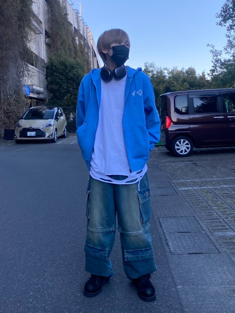 「パーカー、春先取り、ノースリーブ、ゆるコーデ、デニムパンツ、ブルー、ラフコーデ、ビジネススタイル、今日のコーデ」｜「OYの『OY/オーワイ』 GOTHIC CROSS HOODIE ZIP UP/ゴシッククロスジップパーカー（パーカー、ブルー系）」を使った、A'GEM/9越谷レイクタウンさん（レディース・153cm）の冬コーディネートの1枚目の写真