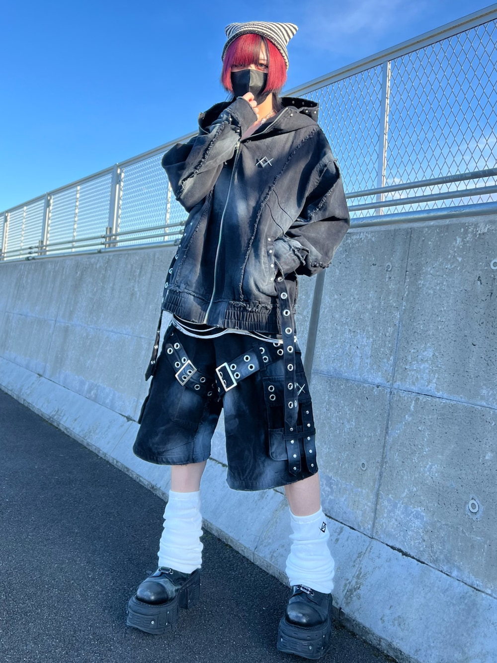 「セットアップ、レッグウォーマー、厚底シューズ、サブカル、地雷、ハーフパンツ、オールブラック、春コーデ、パーカー、ハイネック」｜「REFLEMの『REFLEM/レフレム』顔料加工ハイネックデニムパーカー（パーカー、ブラック系）」を使った、A'GEM/9越谷レイクタウンさん（レディース・153cm）の冬コーディネートの1枚目の写真