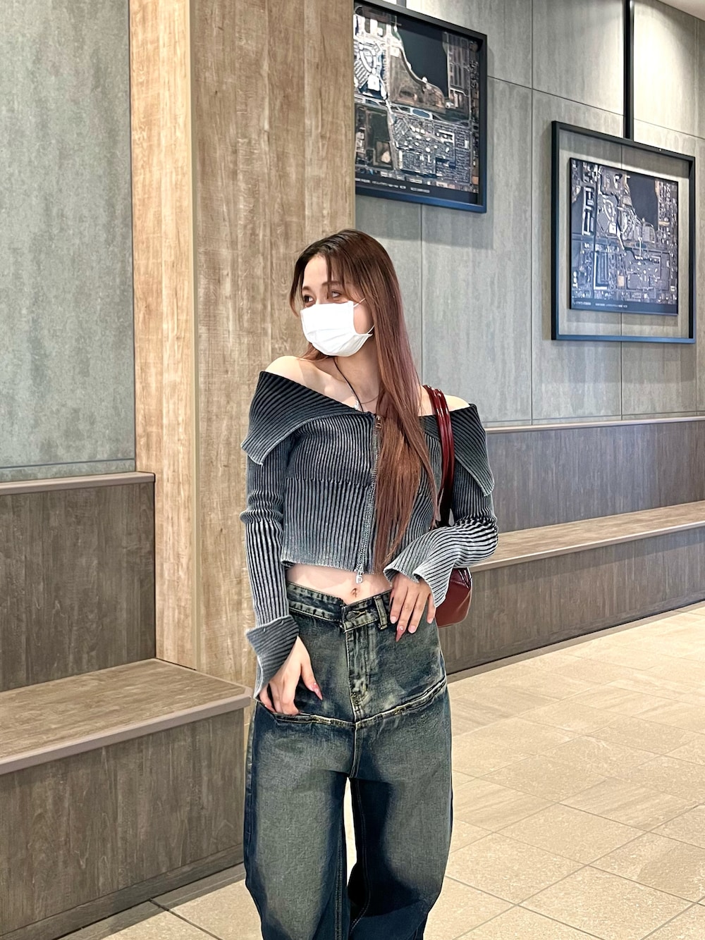 「秋っぽコーデ更新中、オフショル、デニム、ニット、クロップドトップス、韓国ファッション、シンプルコーデ、プチプラ」｜「.KOMのA'GEM/9 × .kom 『.KOM/ドットケーオーエム』 ジップアップトップス（ニット/セーター、ブラック系）」を使った、A'GEM/9越谷レイクタウンさん（メンズ・170cm）の秋コーディネートの1枚目の写真