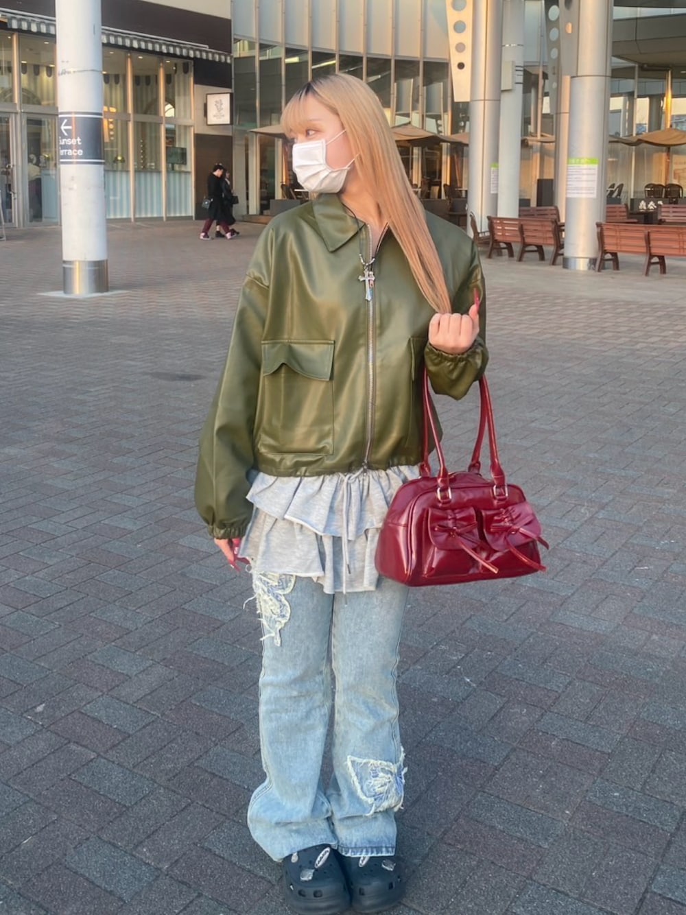 「今日のコーデ、プチプラ、スカート、レイヤードスタイル、春服コーデ、レザージャケット、フレアパンツ、y2k、カーキ」｜「.KOMのA'GEM/9 × .kom 『.KOM/ドットケーオーエム』フェイクレザーオーバージャケット（その他アウター、ブラック系）」を使った、A'GEM/9越谷レイクタウンさん（レディース・153cm）の春コーディネートの1枚目の写真