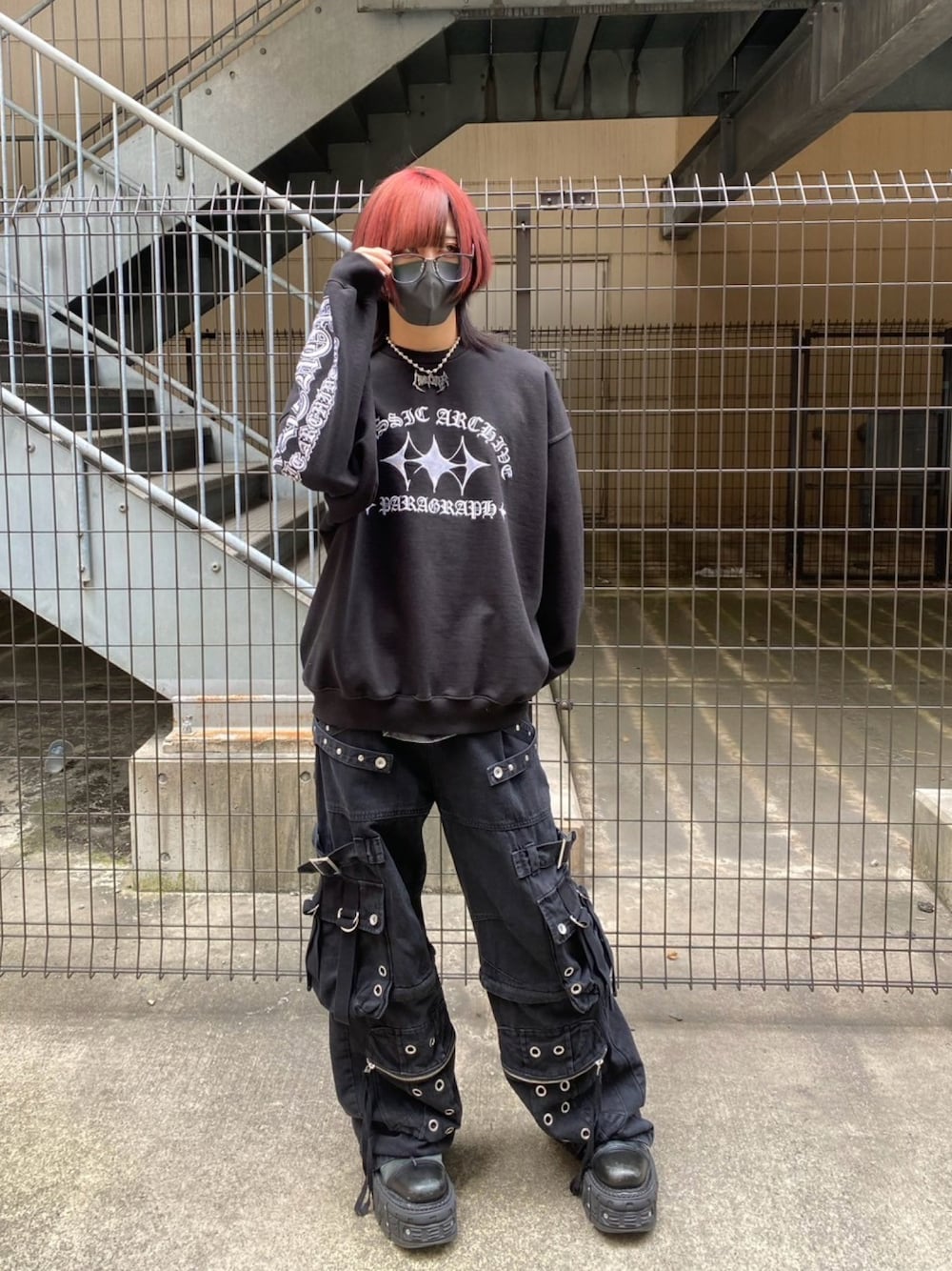「ロンT、春コーデ、オールブラック、スウェット、ワイドパンツ、スウェットコーデ、ラフコーデ」｜「ParagraphのA'GEM/9 × .kom 『Paragraph/パラグラフ』 TRIPLE DIAMOND MTM/袖プリントスウェットシャツ（スウェット、ブラック系）」を使った、A'GEM/9越谷レイクタウンさん（メンズ・153cm）の春コーディネートの1枚目の写真