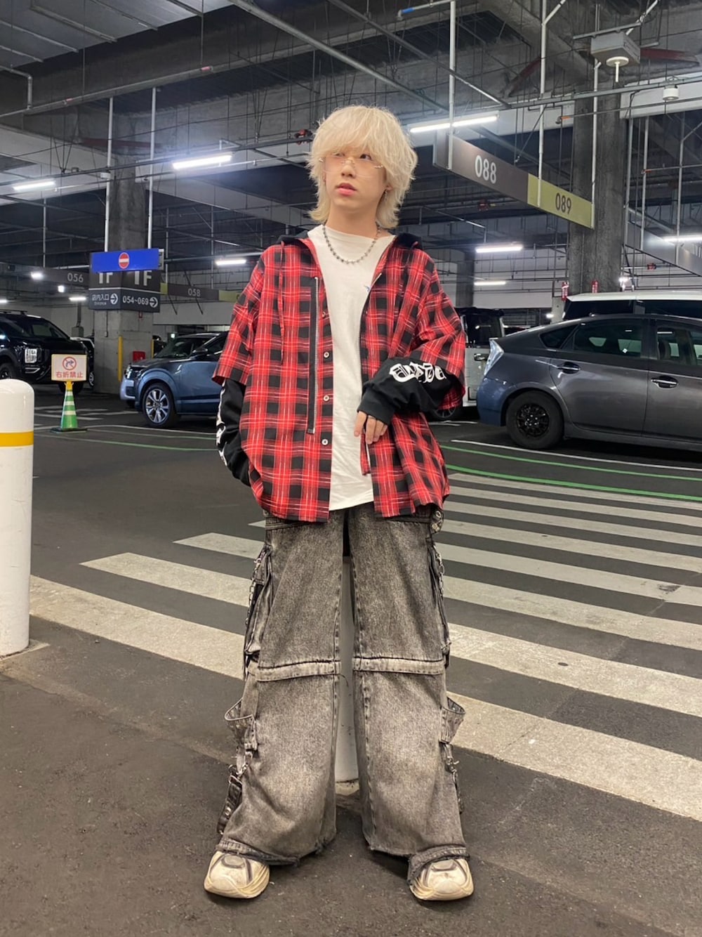 「レイヤードスタイル、ワイドパンツ、チェックシャツ、春服、ゆるコーデ、レッド、今日のコーデ、韓国ブランド、シャツスタイル」｜「OYの『OY/オーワイ』 LAYERED CHECK ZIP HOODIE SHIRT/レイヤードチェックZIP フードシャツ（シャツ/ブラウス、レッド系）」を使った、A'GEM/9越谷レイクタウンさん（レディース・153cm）の冬コーディネートの1枚目の写真