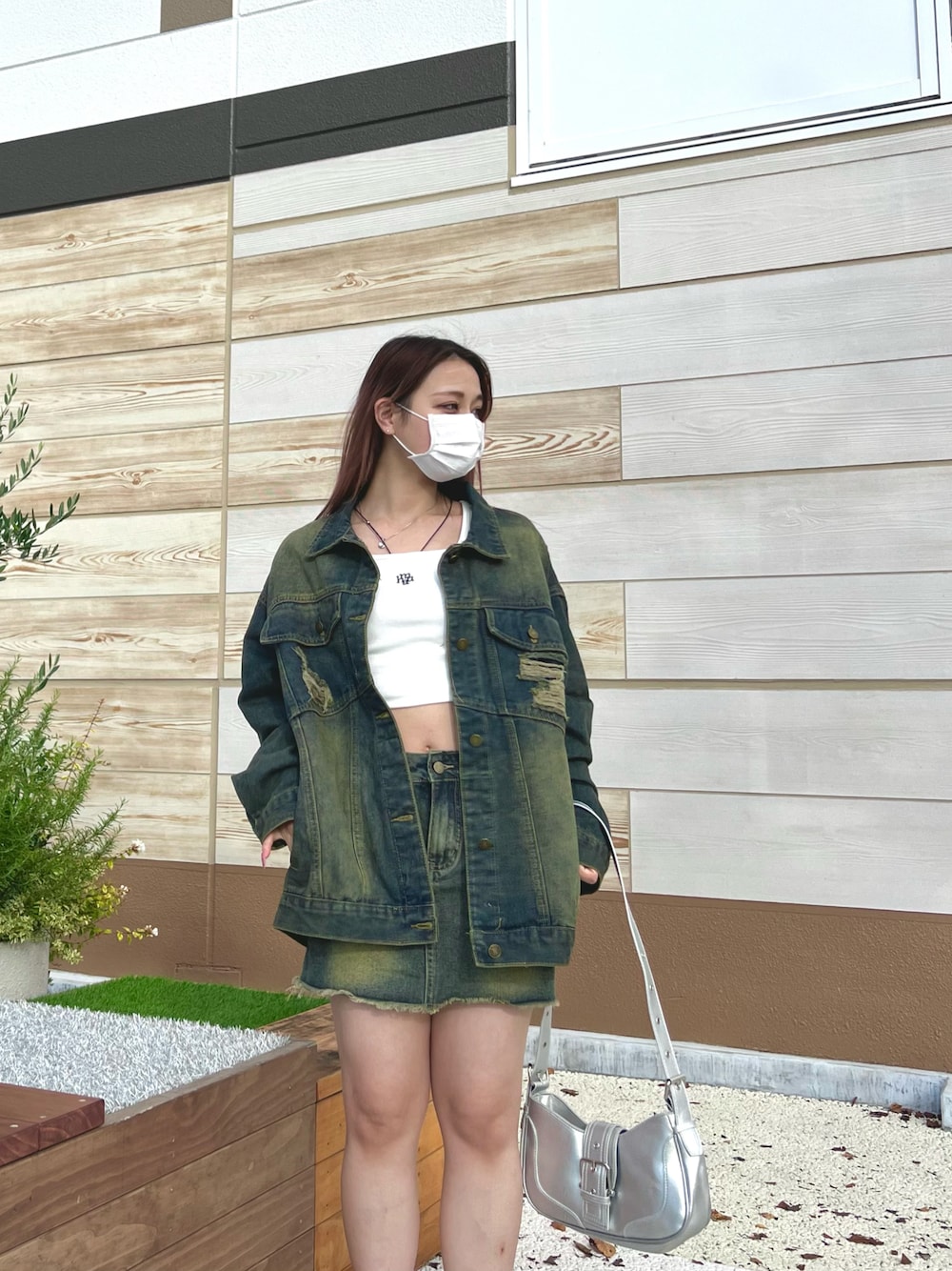 「メンズライク、デニムジャケット、ショートパンツ、デニムオンデニム、y2k、秋コーデ、デニム、シルバーバッグ、大人カジュアル」｜「ARULEのA'GEM/9 × .kom 『ARULE/アルール』 /ダメージデニムジャケット（デニムジャケット、ブルー系）」を使った、A'GEM/9越谷レイクタウンさん（メンズ・170cm）の秋コーディネートの1枚目の写真