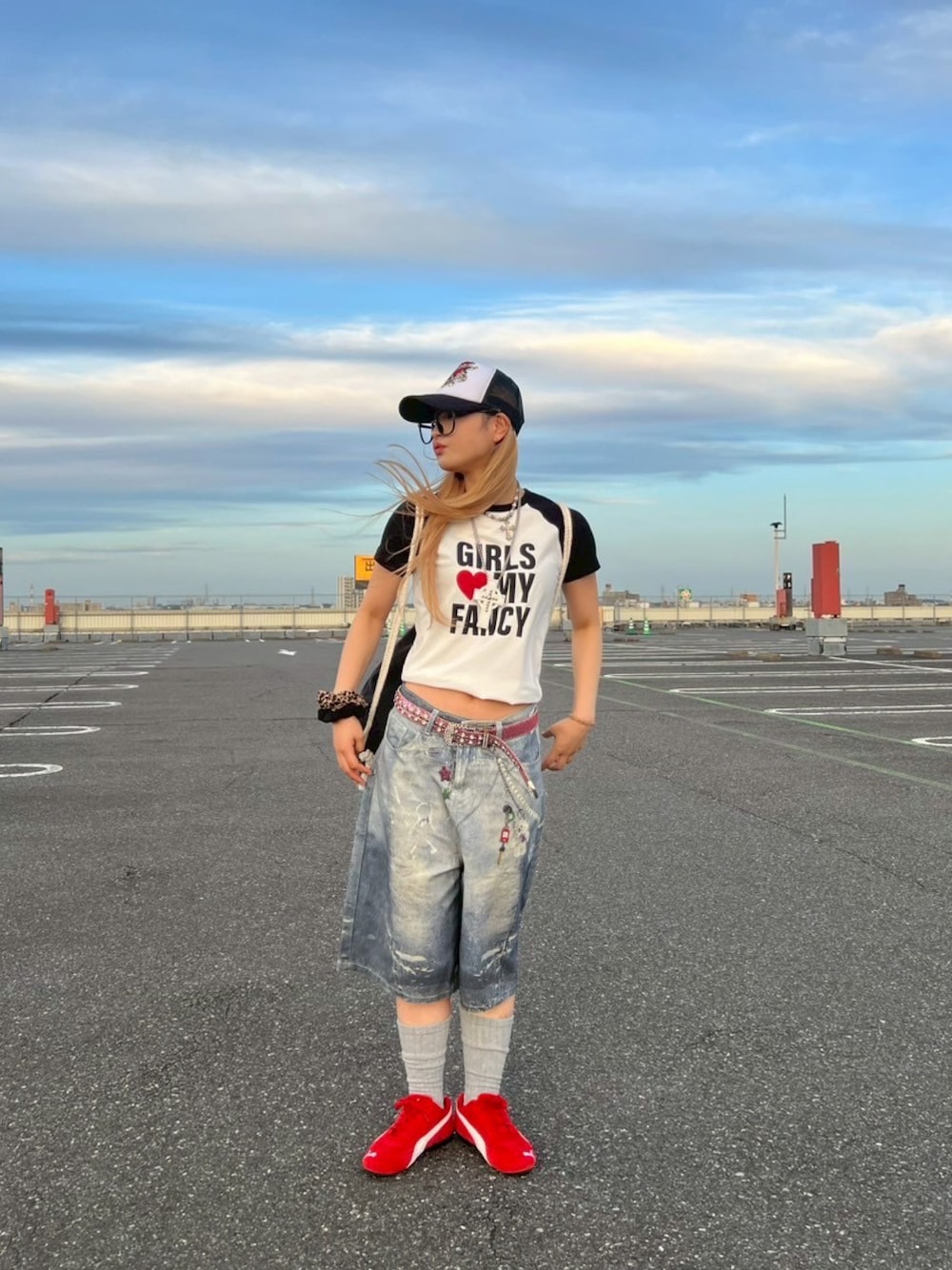 「スポーツミックス、キャップ、ハーフパンツ、韓国ファッション、韓国ブランド、デニム、白Tシャツ」｜「A‘gem 9のA'GEM/9 × .kom 『A'GEM/9/エージェムナイン』 Ed HardyメッシュCAP（キャップ、ブラック系）」を使った、A'GEM/9越谷レイクタウンさん（骨格ウェーブ・レディース・153cm）の夏コーディネートの1枚目の写真