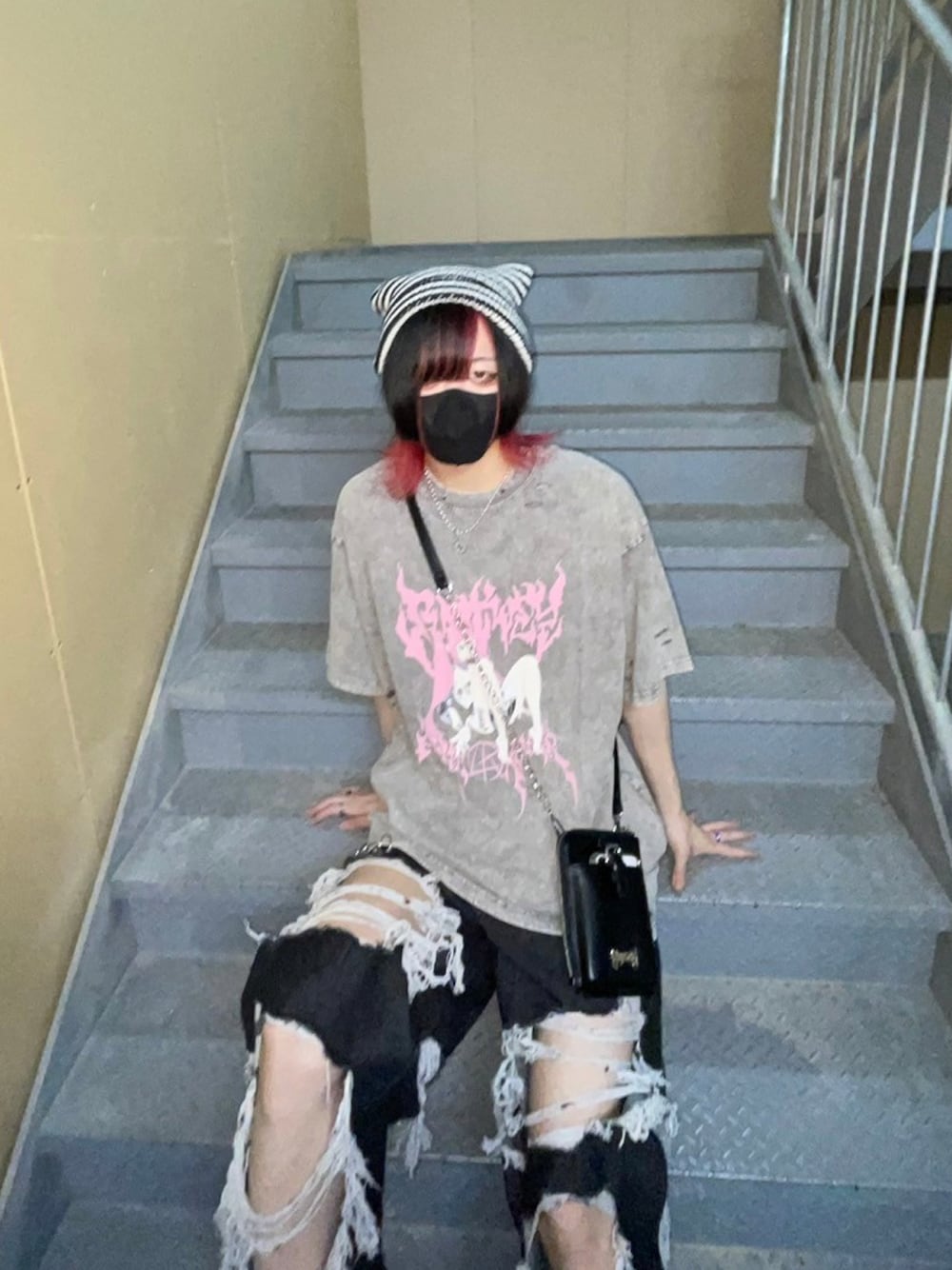 「夏だ！Tシャツ着よう！、ネコミミ、ニット帽、ダメージデニムパンツ、韓国ファッション、パンク、サブカル、地雷、モノトーンコーデ、モードストリート」｜「LOVE KILLERのA'GEM/9 × .kom『LOVE KILLER/ラブキラー』Pink humanoid  Graphic logo T-shirt by ruptivey/ピンクヒューマノイド 半袖カットソー（Tシャツ/カットソー、グレー系）」を使った、A'GEM/9越谷レイクタウンさん（メンズ・170cm）の夏コーディネートの1枚目の写真