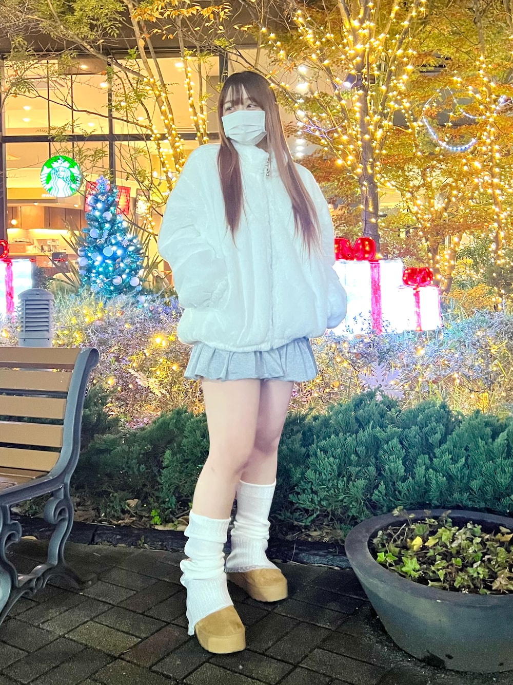 「ファー、ミニスカート、レッグウォーマー、ムートンブーツ、クリスマスに着たい服、ホワイトコーデ、フリース、カジュアルガーリー」｜「OYの『OY/オーワイ』 BACK SKETCH ODOLLY FUR JACKET/バックステッチオードリーファージャケット（その他アウター、ホワイト系）」を使った、A'GEM/9越谷レイクタウンさん（レディース・153cm）の冬コーディネートの1枚目の写真
