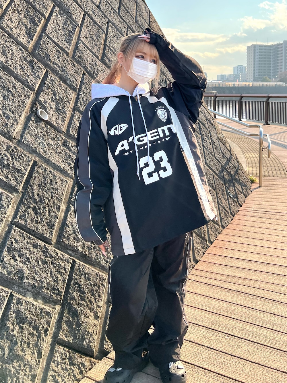 「メンズライク、ナイロンパンツ、パーカーコーデ、ブラックコーデ、ストリート、セットアップ」｜「A'gemのA'GEM/9 × .kom 『A'gem/エージェム』 ピステシャツ（シャツ/ブラウス、ブラック系）」を使った、A'GEM/9越谷レイクタウンさん（レディース・153cm）の冬コーディネートの1枚目の写真