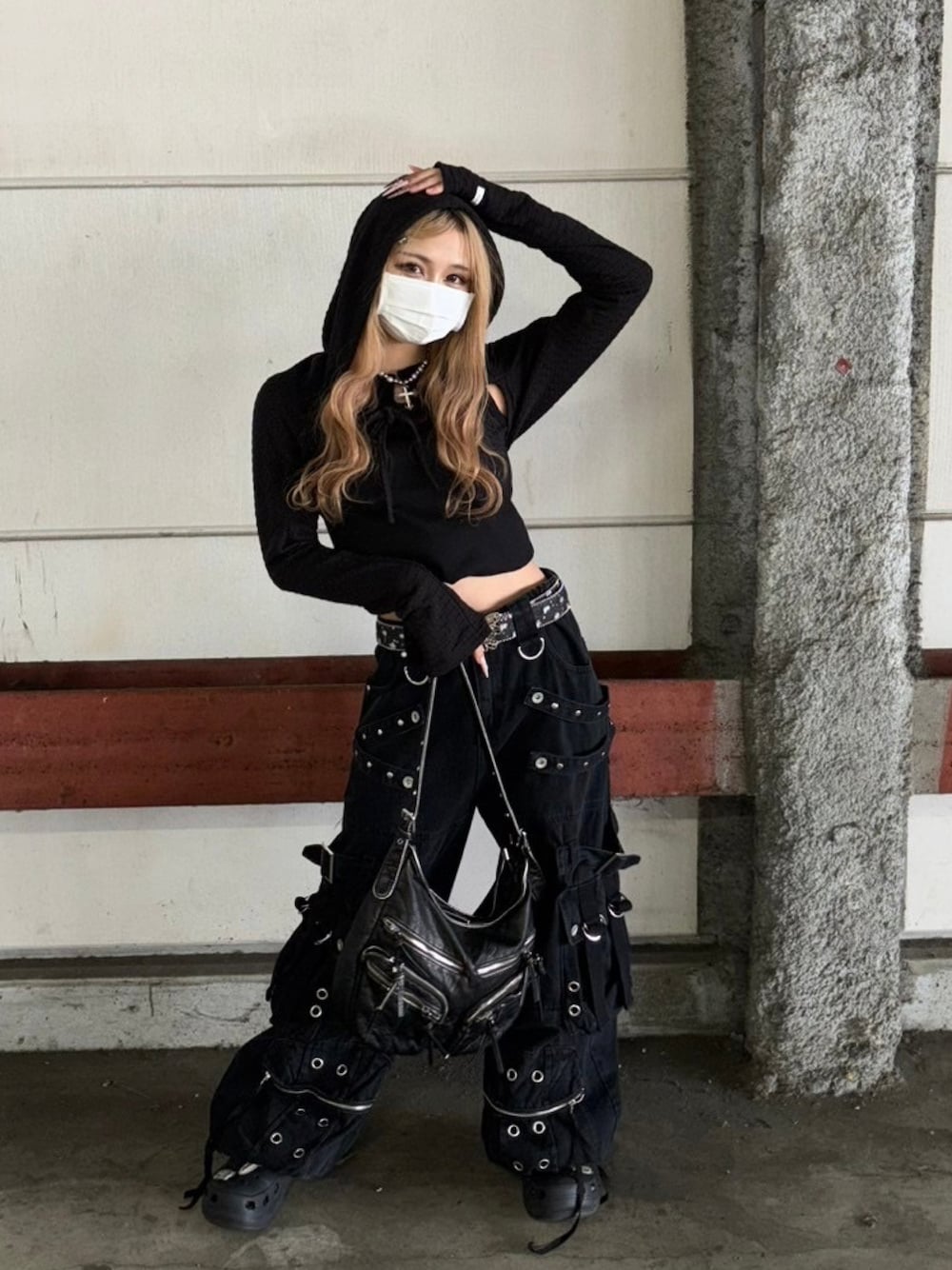 「グランジ、レイヤードスタイル、ワイドパンツ、レディースファッション、y2k、春服コーデ、ブラックコーデ」｜「FANCY CLUBのアイテム（トップス、ブラック系）」を使った、A'GEM/9越谷レイクタウンさん（レディース・153cm）の冬コーディネートの1枚目の写真