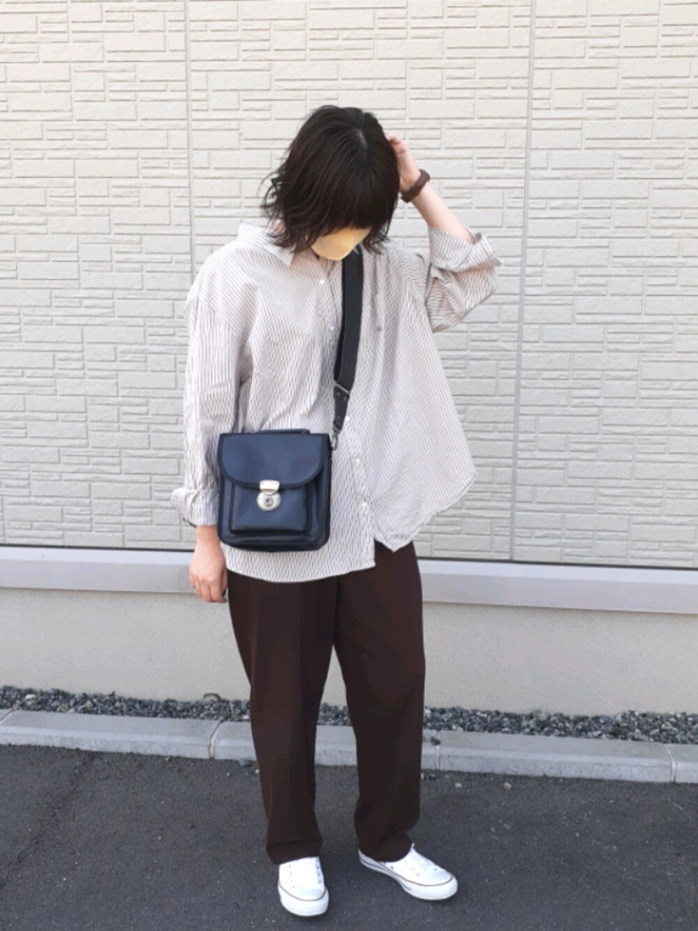 「秋コーデ、古着、秋服準備はじめました、オーバーサイズ、スニーカーコーデ、スニーカー、コンバース、茶色、大人かわいい、大人カジュアル、ラクチンコーデ、メンズライク」｜「kentohashiguchiのアイテム（ショルダーバッグ、ブラック系）」を使った、ちかさん（レディース・163cm）の秋コーディネートの1枚目の写真