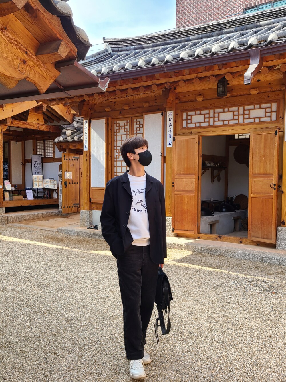 「秋のコーデ、ジャケット」｜「Maison KitsuneのSWEATSHIRT ANCORA TU（スウェット、ホワイト系）」を使った、みんさん（メンズ・175cm）の秋コーディネートの1枚目の写真