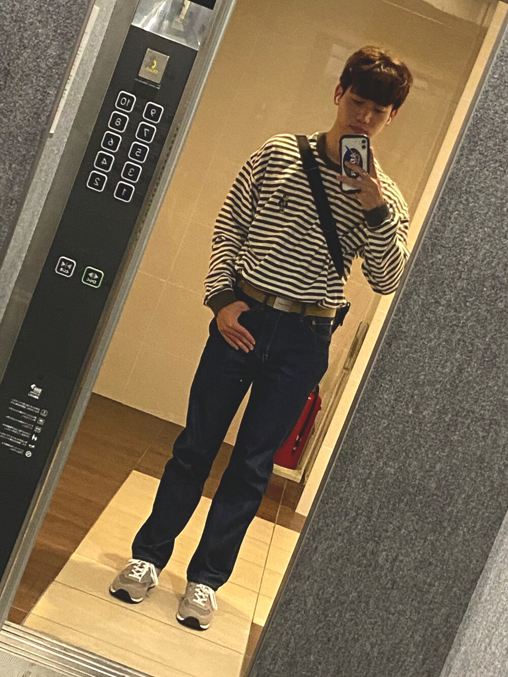 「ボーダー、韓国ファッション」｜「Acne Studiosのアイテム（デニムパンツ、ブルー系）」を使った、みんさん（メンズ・175cm）の秋コーディネートの1枚目の写真