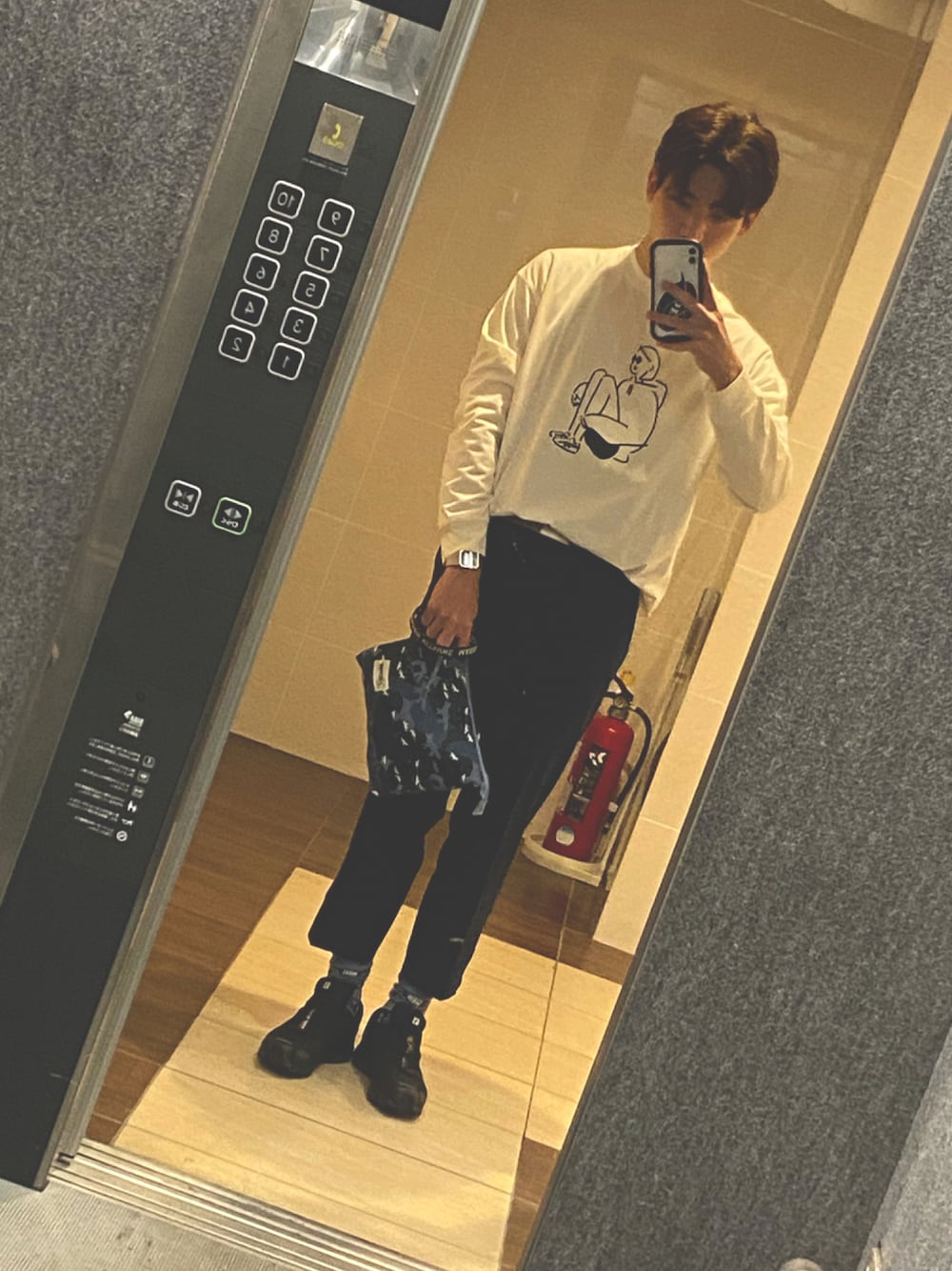 「きれいめカジュアル、SALOMON」｜「MAISON KITSUNE x EASTPAKのアイテム（クラッチバッグ、ブルー系）」を使った、みんさん（メンズ・175cm）の秋コーディネートの1枚目の写真