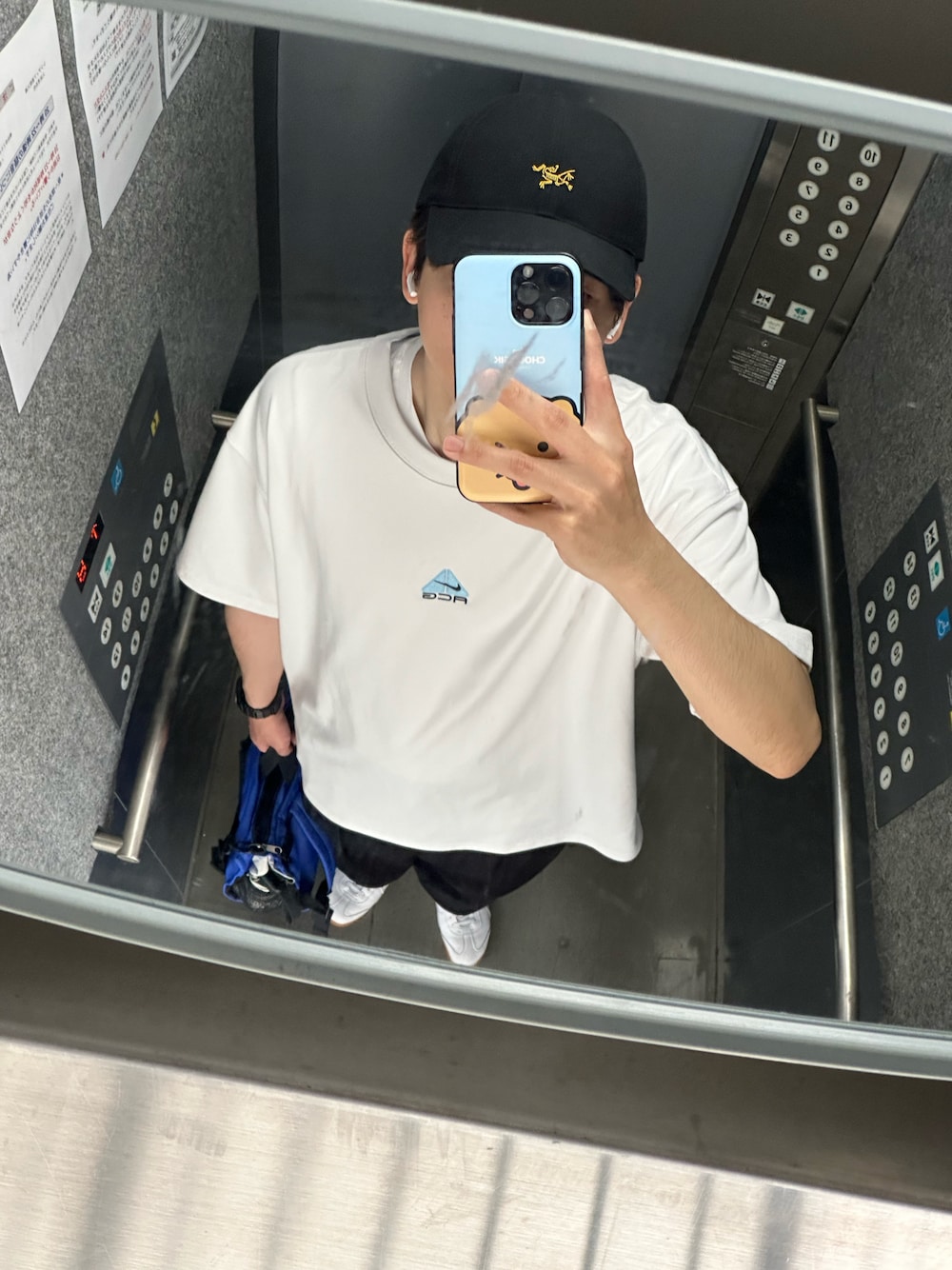 「お出かけコーデ、春夏コーデ」｜「ARC'TERYXのARC’TERYX / Small Bird Hat（キャップ、ブラック系）」を使った、みんさん（メンズ・175cm）の春コーディネートの1枚目の写真