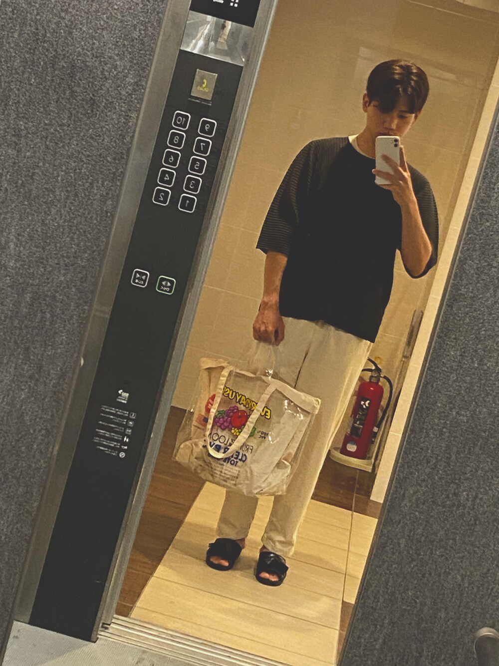 「プリーツ、クリアバッグ、bensan」｜「BENCHのBENCH/ベンチ/BENSAN-D TUSSEL (UNISEX)/ベンサン タッセル（サンダル、ブラック系）」を使った、みんさん（メンズ・175cm）の夏コーディネートの1枚目の写真