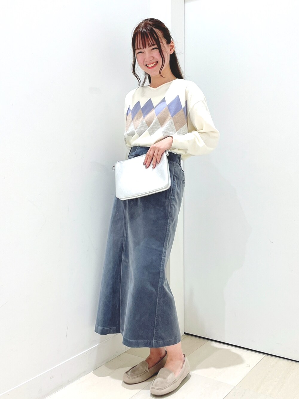 「GLOBAL WORK、コーデュロイスカート、ブルー、ライトブルー、ニット、ダイヤ柄、柄ニット、モカシン、なぴのふく」｜「GLOBAL WORKのフワモコインソールモカシン/847916（モカシン/デッキシューズ、ベージュ系）」を使った、なぴさん（レディース・157cm）の秋コーディネートの1枚目の写真