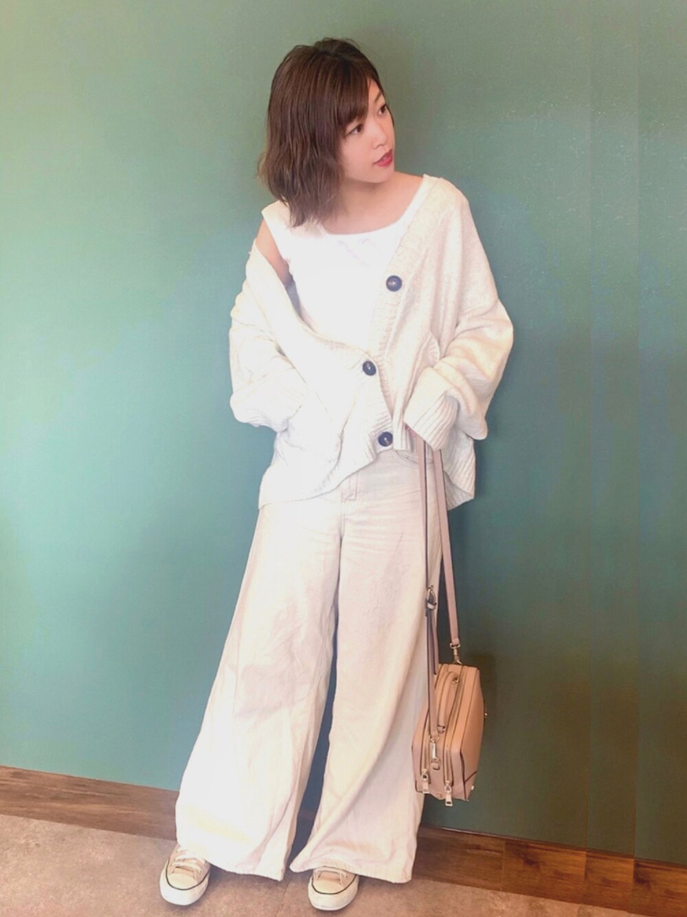 「カーディガン、ワイドパンツ、オールホワイト、ショート丈カーディガン、H&M」｜「H&Mのアイテム（カーディガン/ボレロ、ホワイト系）」を使った、𝕪𝕦𝕟𝕒さん（レディース・165cm）の秋コーディネートの1枚目の写真