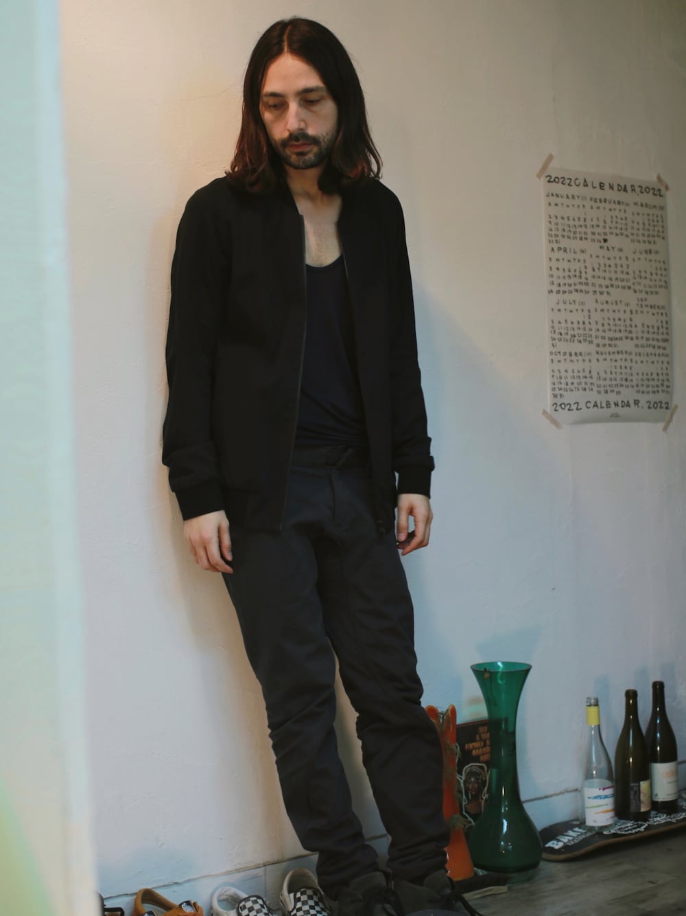 「カジュアルコーデ、メンズファッション、ブラック、シンプルコーデ」｜「DEVOAのアイテム（パンツ、グレー系）」を使った、ミカエルさん（メンズ・177cm）の春コーディネートの1枚目の写真